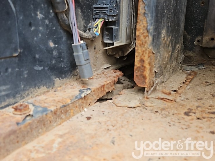 2011-deere-250g-lc-image-60