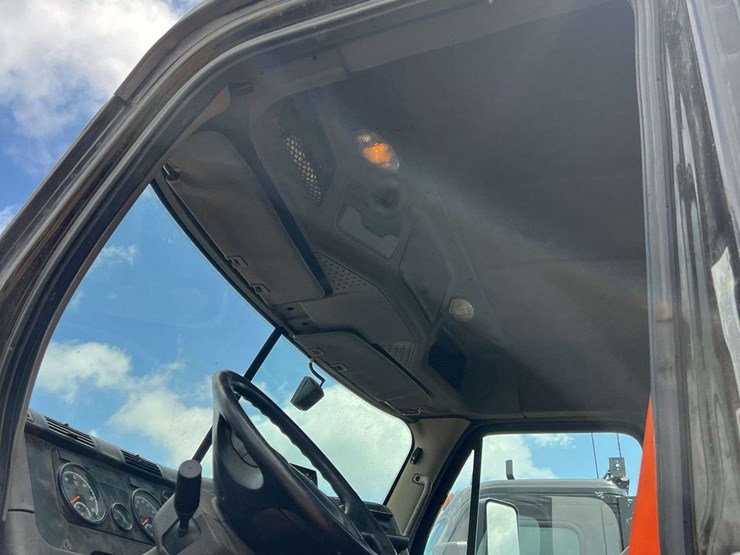 2018-freightliner-t/a-daycab-truck-*inop-image-24