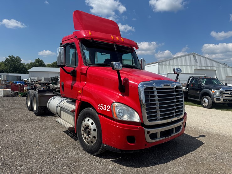 #6246-•-2011-freightliner-cascadia-semi-tractor-(has-wi-title)-image-55