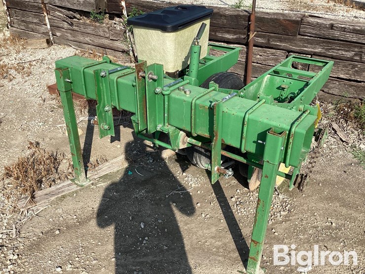 john-deere-2r30"-3-pt-planter-image-6