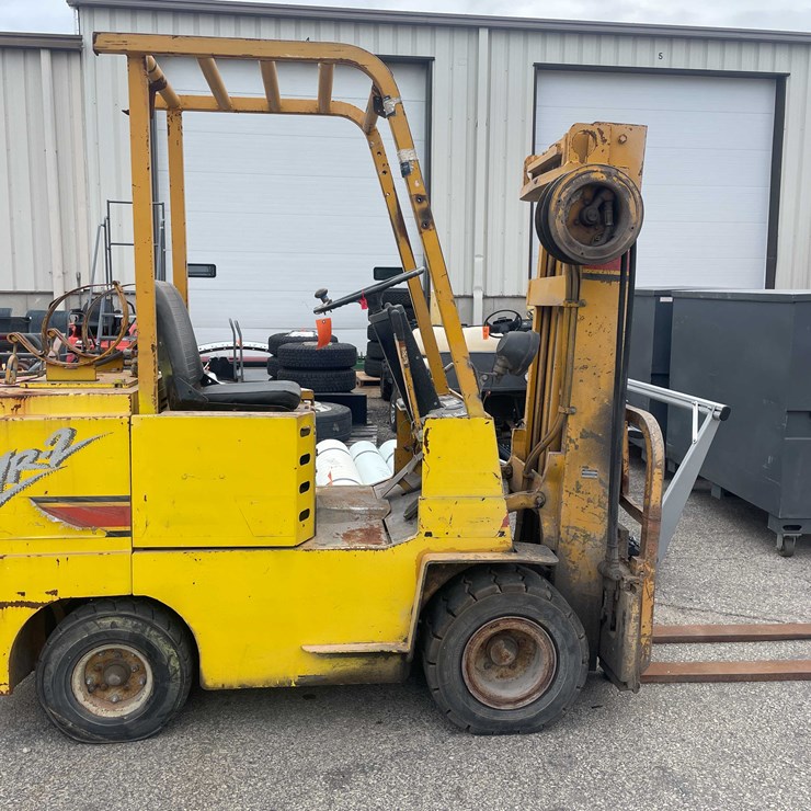 #1367 • Allis Chalmers Pneumatic 3000 lb. Capacity Forklift (O3)