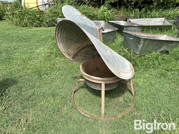 hiebert’s-all-weather-mineral-feeder-image-1
