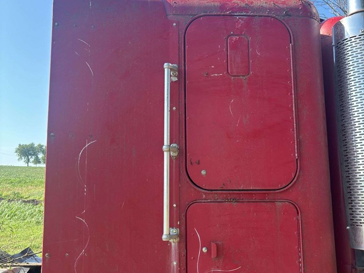 freightliner-semi-with-cummins-engine-image-61