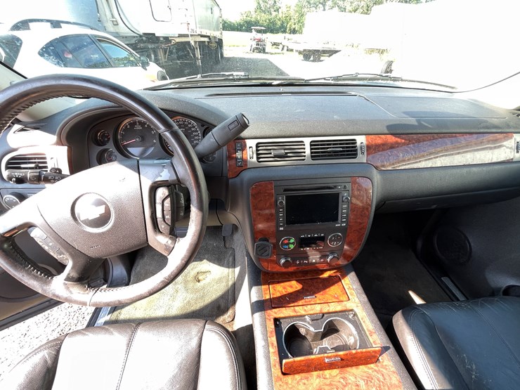 #6288-•-2008-chevy-suburban-(has-wi-title)-image-12
