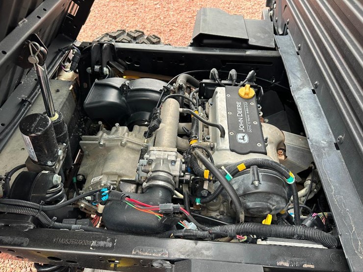 2022-john-deere-gator-image-26
