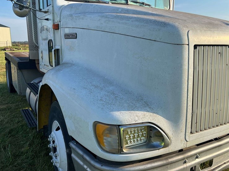 international-semi-with-flatbed-image-8
