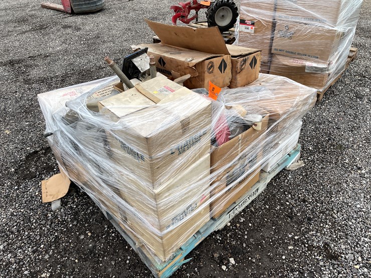 #6404-•-pallet-of-truck-parts-image-3