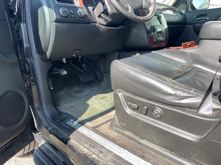 #6288-•-2008-chevy-suburban-(has-wi-title)-image-20