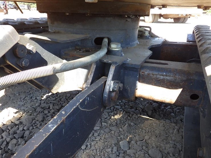 2019-deere-17g-image-30