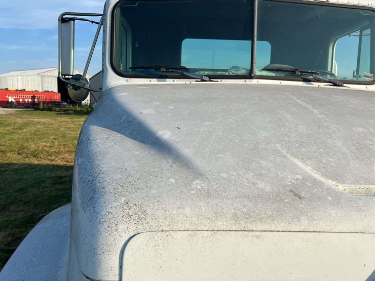 international-semi-with-flatbed-image-9