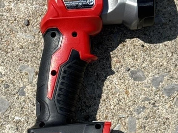 milwaukee-led-work-light-image-1