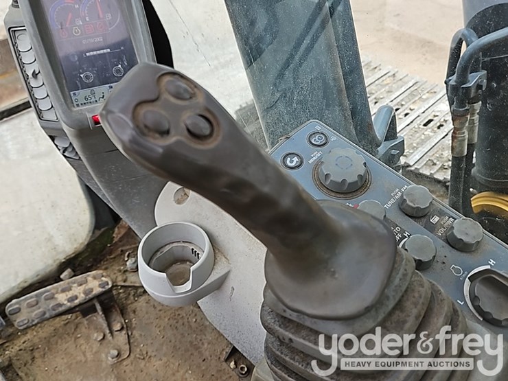 2011-deere-250g-lc-image-75