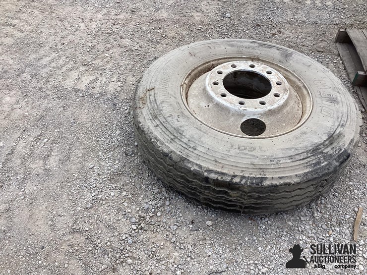 11r22.5-rim-&-tire-image-3