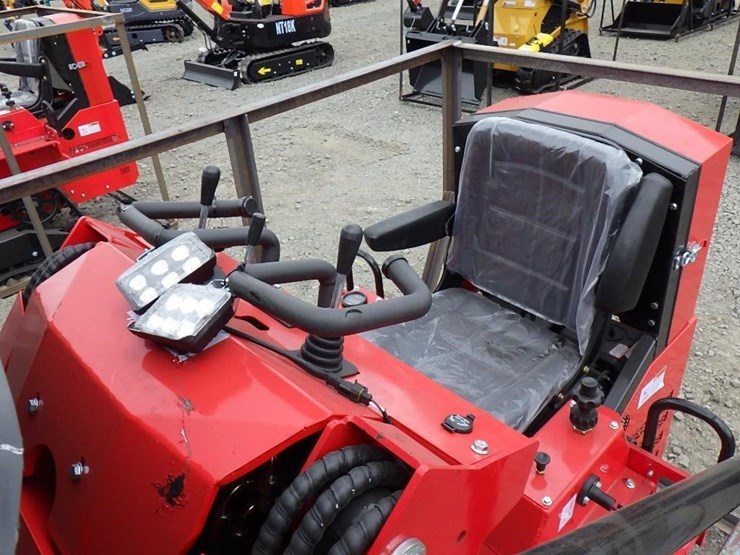 2025-agt-sda-140w-skid-steer-loader-image-11