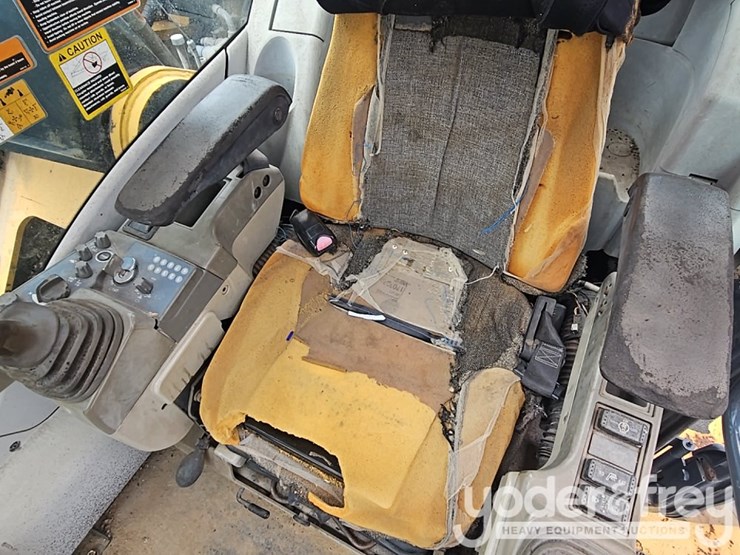 2011-deere-250g-lc-image-72