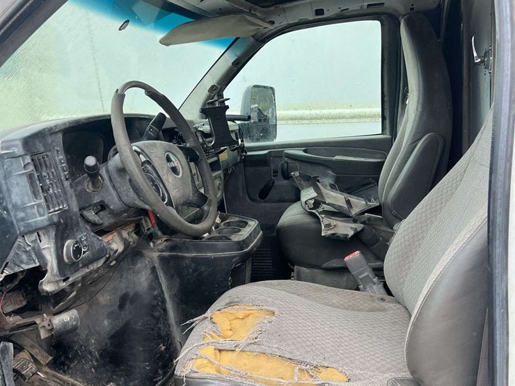 2013-gmc-3500-image-21