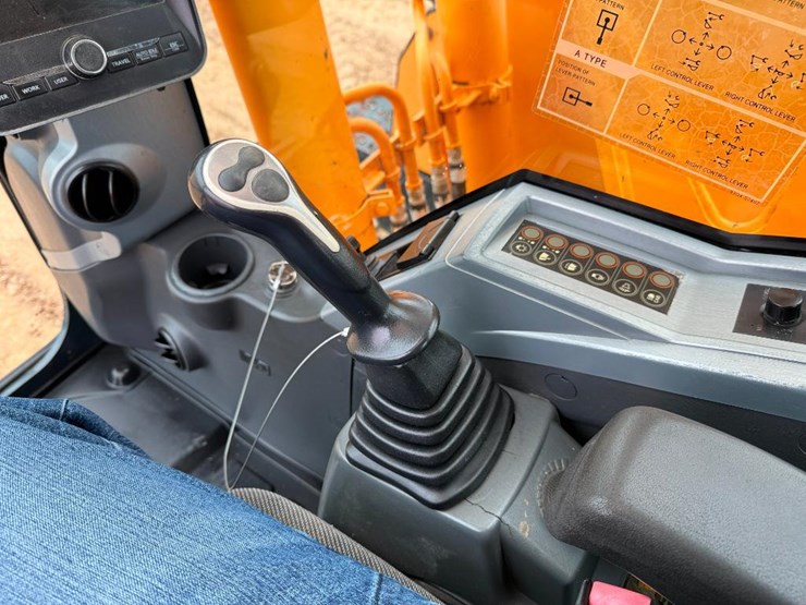 2013-hyundai-hx145-lcr-image-51
