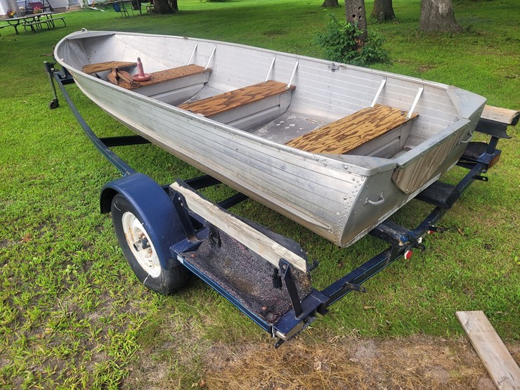 #1355-•-aluminum-boat-and-bayliner-trailer-(has-registration-card)-(located-in-dalton,-wi-)-image-2
