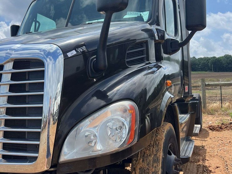 2017-freightliner-s/a-daycab-truck-*inop-image-9