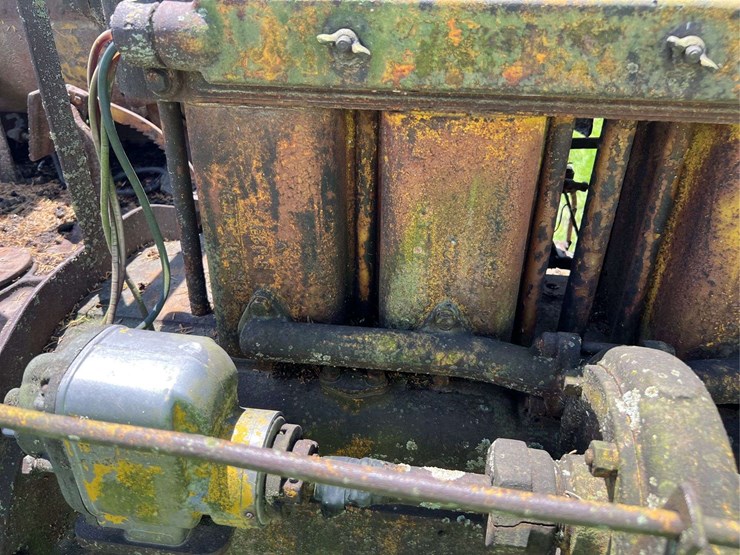 caterpillar-thirty-image-16