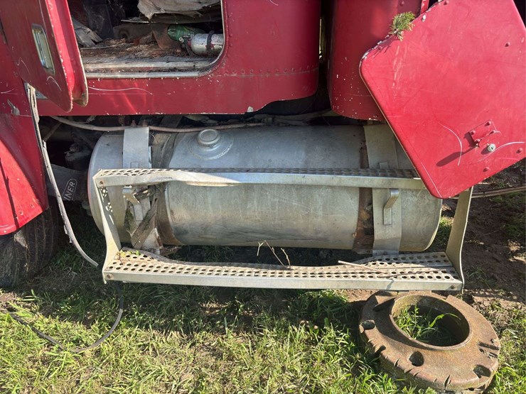 freightliner-semi-with-cummins-engine-image-70