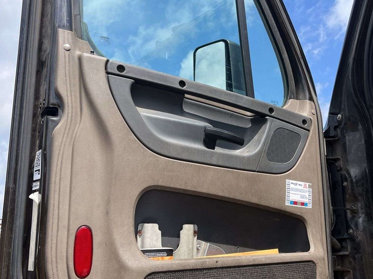 2015-freightliner-s/a-daycab-truck-*inop-image-23