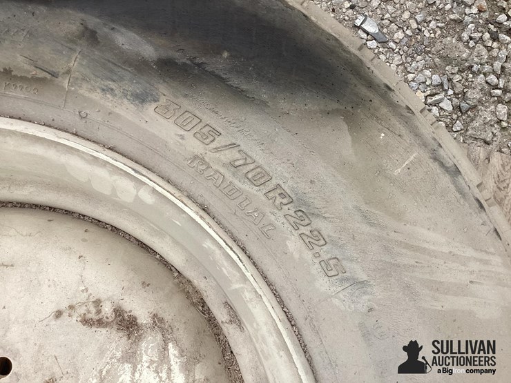305/70r22.5-tire-&-rim-image-14