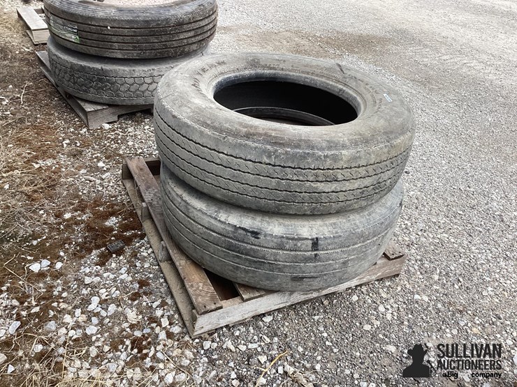 305/70r22.5-tires-&-rim-image-4