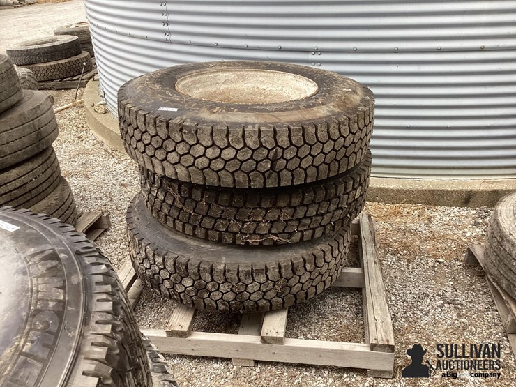 11r22.5-tires-&-rims-image-2
