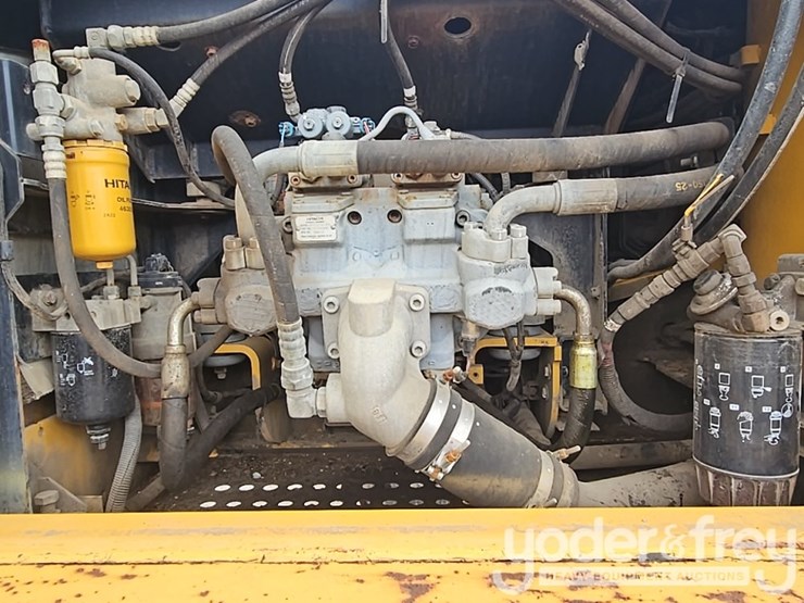 2011-deere-250g-lc-image-38