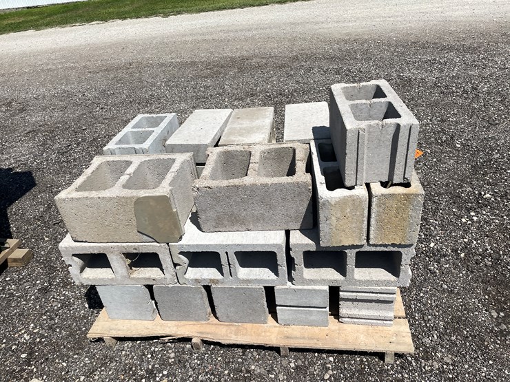 #6339-•-approx.-(30)-cinder-blocks-image-4