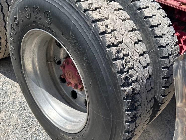 2002-volvo-tandem-axle-road-tractor-image-8