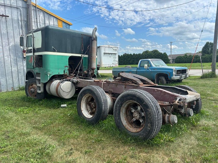 white-freightliner-cabover-semi-image-6