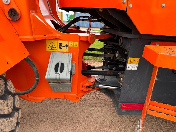 2017-doosan-dl220-5-image-23