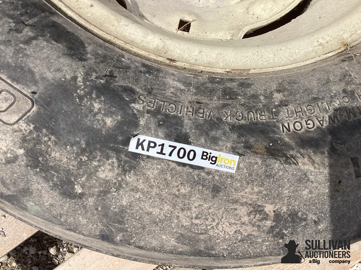 11l-15-tire-&-rim-image-13