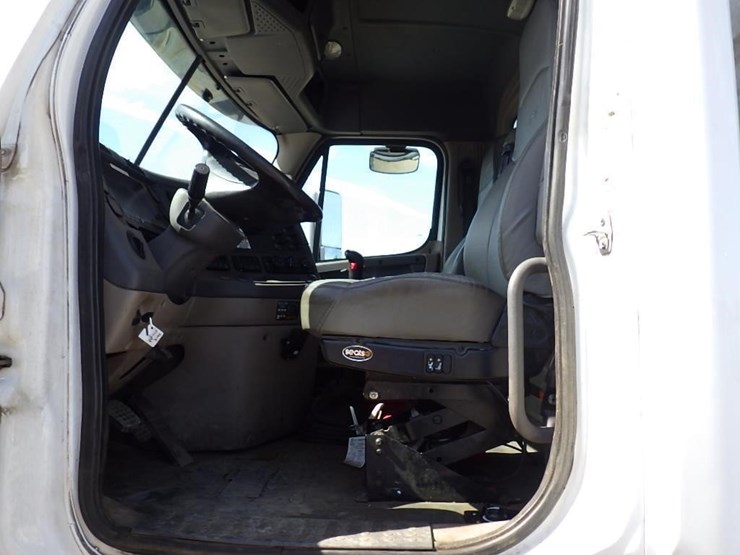 2012-freightliner-cascadia-125-image-20