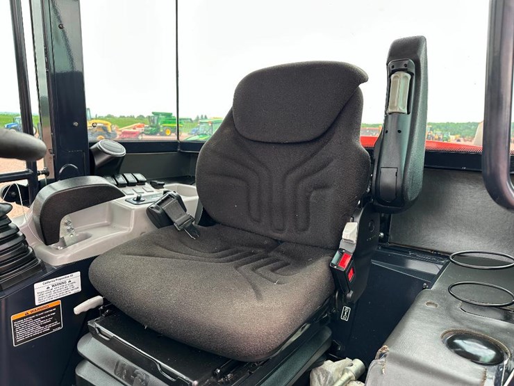 2021-kubota-r640-image-45
