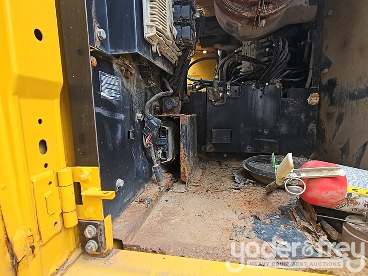 2011-deere-250g-lc-image-59