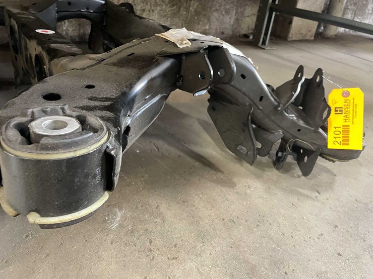 #2101-•-new-gm-rear-cross-member-23507132-2017-2019-cadillac-xt5-(pr8)-image-3
