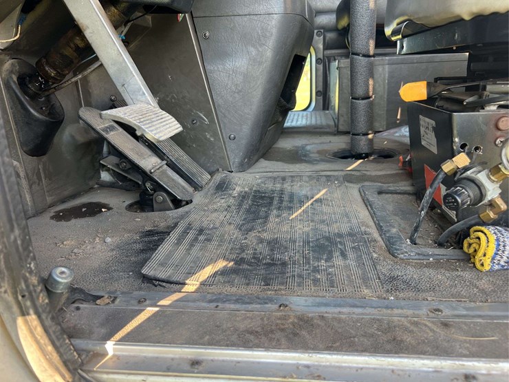 international-semi-with-flatbed-image-88