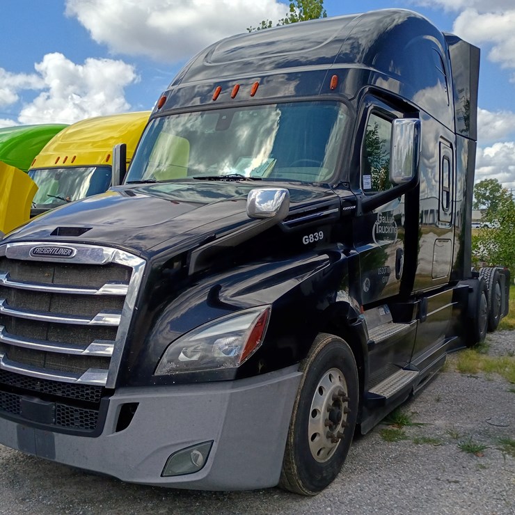 2018 FREIGHTLINER CASCADIA 126
