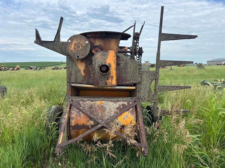 chevy-400-truck-with-minneapolis-moline-corn-sheller-image-78