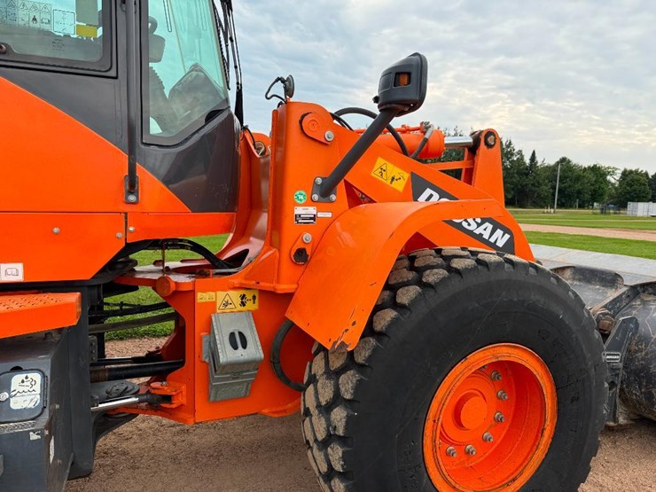 2017-doosan-dl220-5-image-37