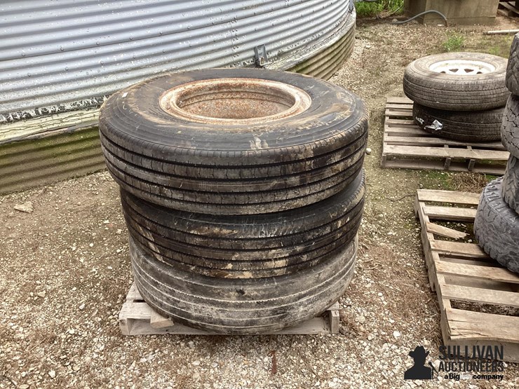 11r22.5-tires-&-rims-image-2