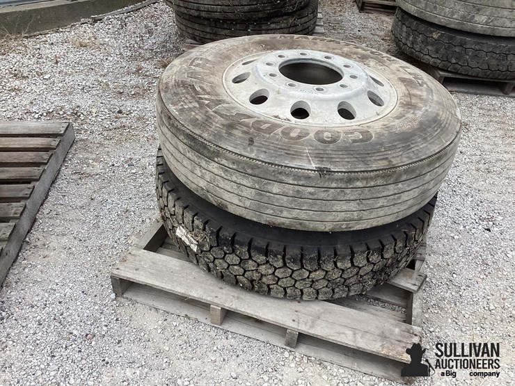 11r22.5-tires-&-rims-image-2