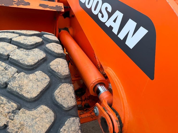 2017-doosan-dl220-5-image-35