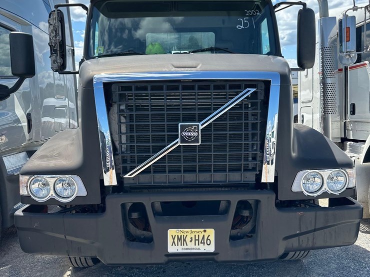2002-volvo-tandem-axle-road-tractor-image-2