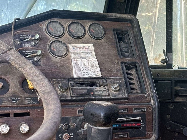 freightliner-semi-with-cummins-engine-image-30