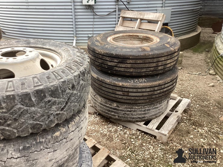 11r22.5-tires-&-rims-image-7