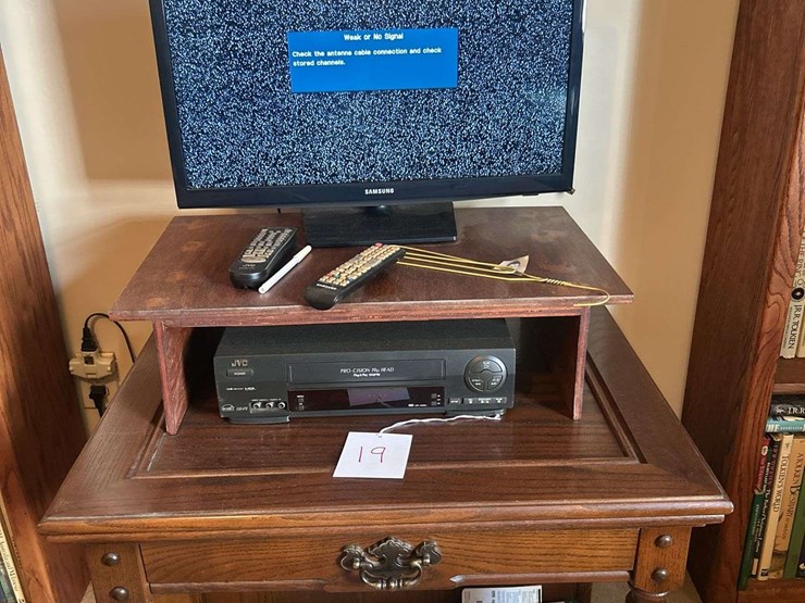 2017-samsung-tv,-jvc-vcr,-and-contents-image-1